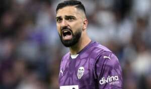 Goleiro do Valência pega pênalti de Vini Jr cobra aposta