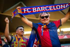 Torcedores do Barcelona entoam gritos contra Vini Jr. antes de final com Real Madrid