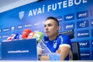 Técnico do Avaí, Jair Ventura entra no debate sobre técnico estrangeiro na seleção: 'O passaporte não define'
