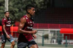 Luiz Gustavo segue internado em São Paulo tratando do tromboembolismo