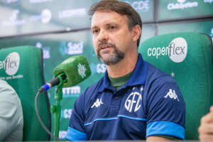 Técnico do Guarani critica arbitragem, mas elogia elenco na derrota para o Maringá