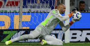 Weverton festeja pênalti defendido, mas critica Palmeiras: 'Sofremos mais do que deveríamos'