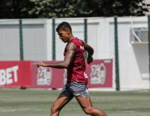 Luiz Gustavo vai ao CT do São Paulo em 1º dia do tratamento do tromboembolismo fora do hospital