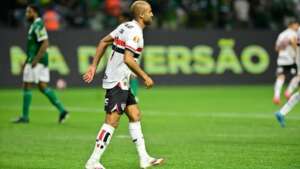 Lucas treina sem limitações e deverá reforçar o São Paulo diante do Fortaleza