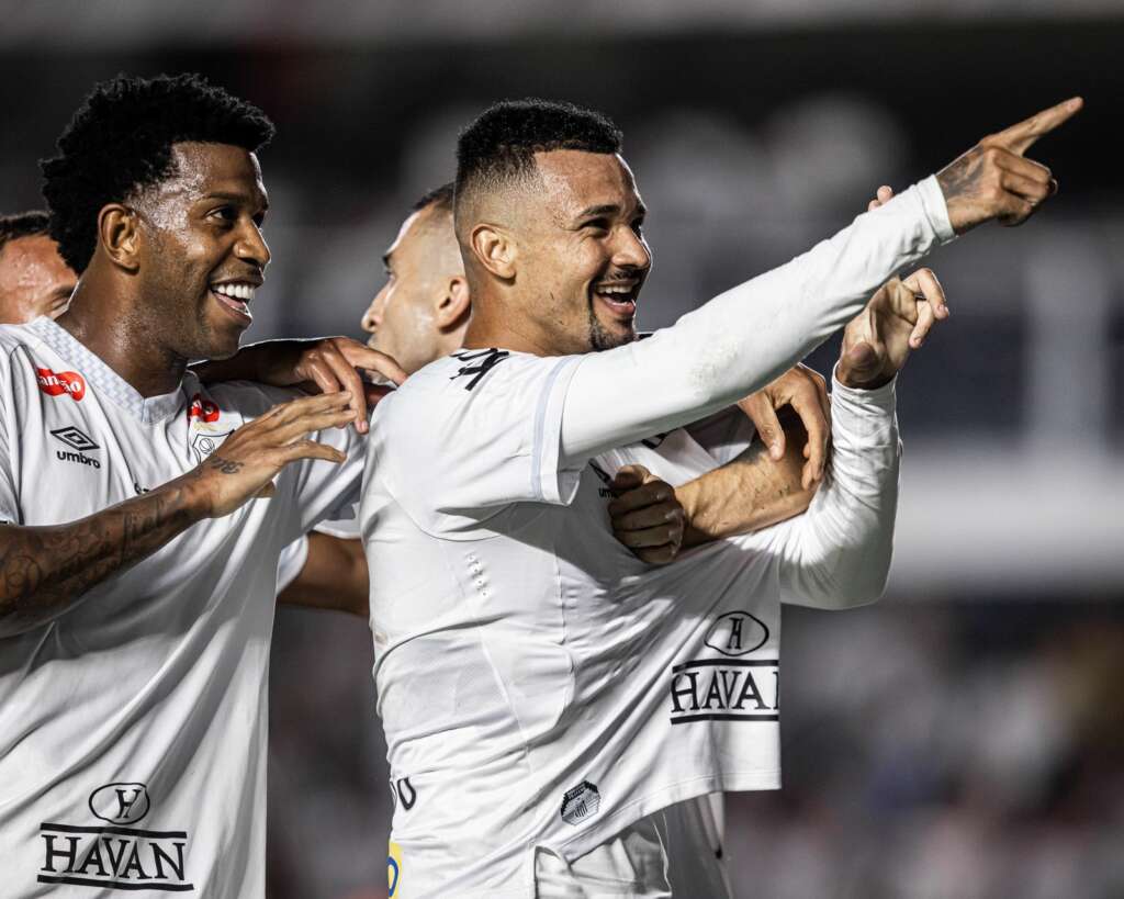 Santos 2 x 0 Atlético-MG - Neymar machuca, mas Peixe desencanta no Brasileirão 4 Santos bate Atletico MG no Brasileirao 1