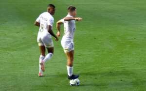 CBF diz que punição por subir na bola cumpre orientação da Conmebol