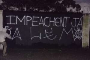 Corinthians tem muros pichados: 'Muito podcast e pouco futebol'