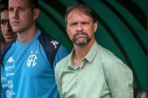 Maurício Souza estava em outra realidade após a derrota bugrina