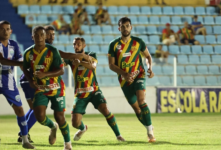Maranhense: Sampaio Corrêa assume liderança e fica a 1 ponto da semi 1 Sampaio e Tuntum empataram no Nhozinho Santos (Foto: Ronald Felipe)