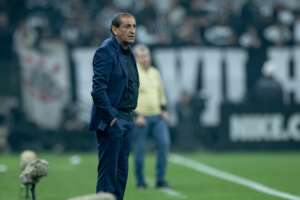 Díaz festeja atuação do Corinthians, mas detona calendário