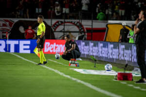 Vitória perde para o Flamengo e Carpini pede paciência: 