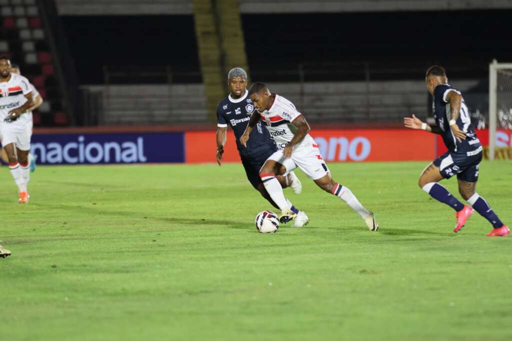 Meia do Remo exalta empate com Botafogo-SP: "Fizemos grande jogo" 2 Botafogo vacila e cede o empate ao Remo