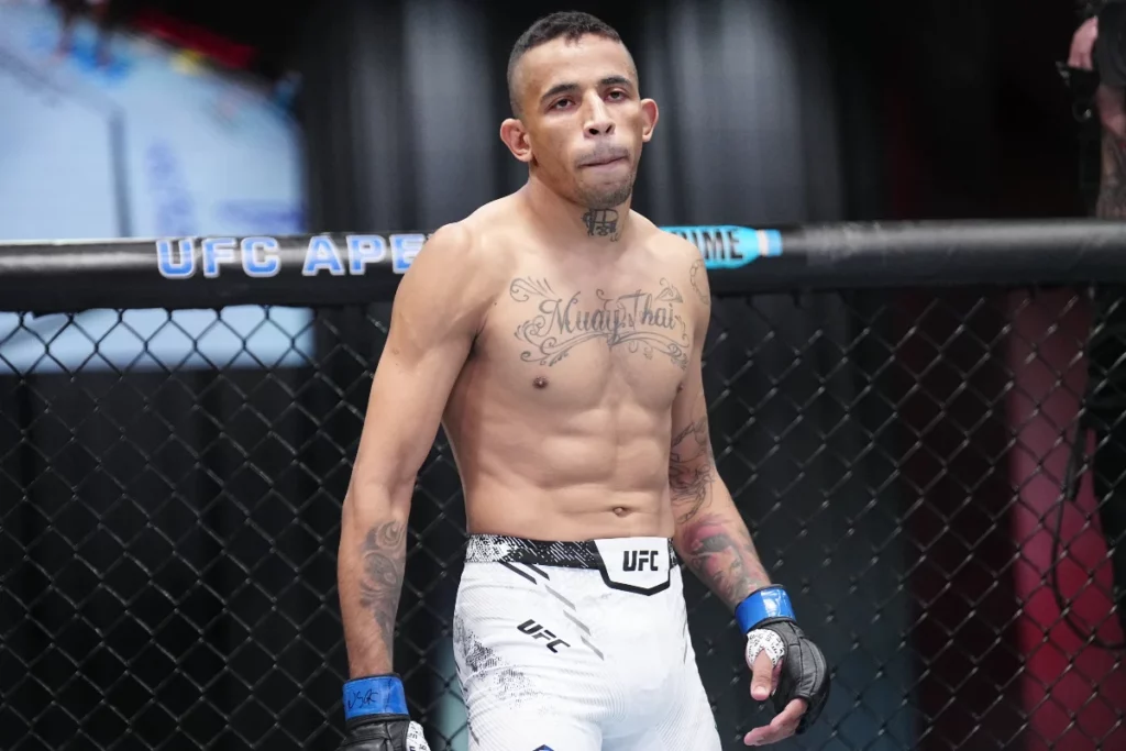 Carlos Prates ‘martela’ adversário e quase nocauteia, mas perde a primeira no UFC