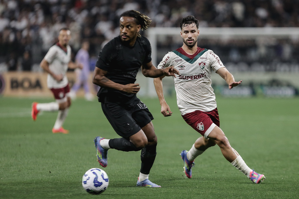 Lateral do Fluminense exalta treinador: "Tem currículo invejável" 2 Corinthians Fluminense Brasileirão