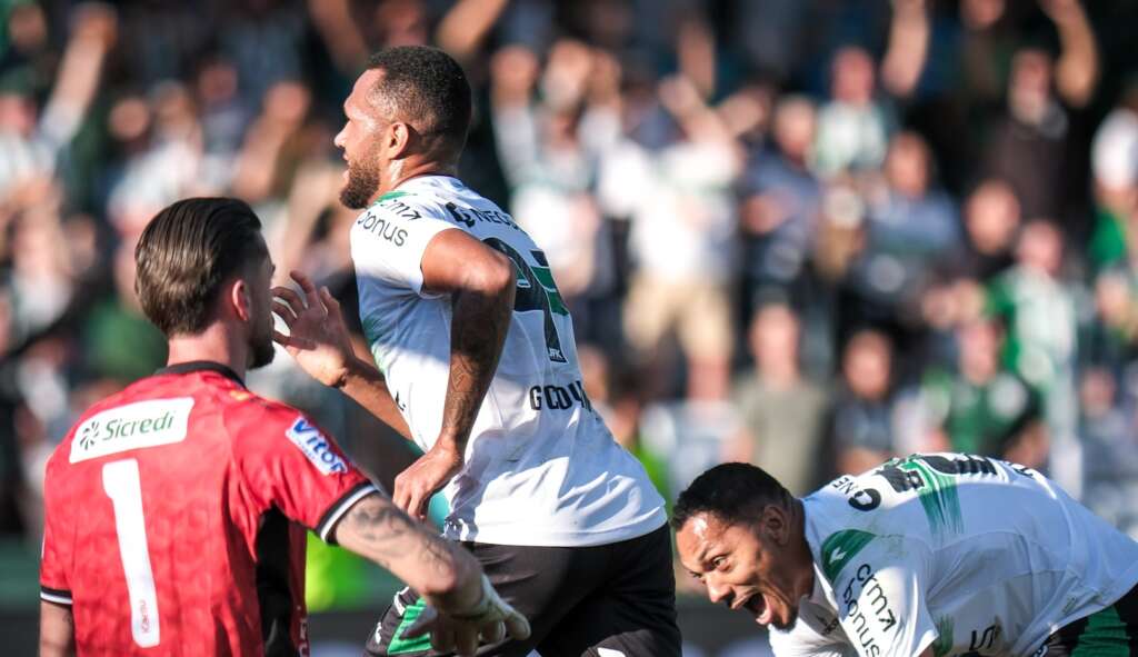 Coritiba 2 x 0 Operário-PR - Coxa resolve no primeiro tempo e volta a vencer 2 coxa operario