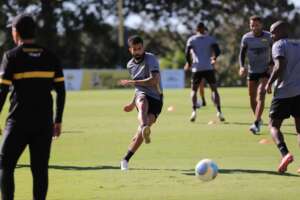 Zé Ricardo comanda treino tático e Criciúma se ajusta para enfrentar o Red Bull Bragantino