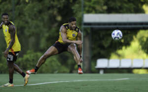 Hulk critica provocação de santista após derrota do Atlético-MG: 'Jogador pequeno'