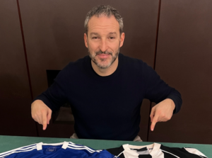 'Médicos perguntam como consigo andar', diz campeão sobre pernas tortas