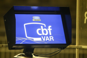 CBF divulga áudio do VAR de Flamengo x Corinthians: 'Calço imprudente'