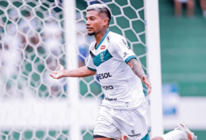 Atacante do Maringá celebra vitória na estreia da Série C, diante do Guarani