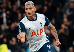 Richarlison marca, mas Forest supera Tottenham e assume 3º lugar no Inglês