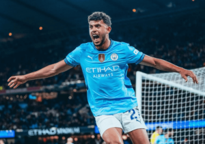 City arranca vitória no final sobre o Aston Villa e se aproxima da Liga dos Campeões