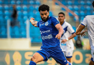 Confiança renova com atacante no último dia de contrato