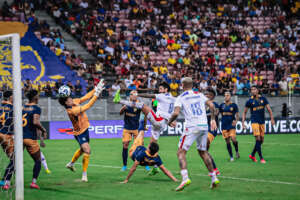 Atacante do Fortaleza celebra gol diante do Retrô: 