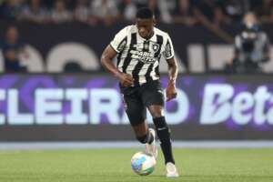 Luiz Henrique acompanha jogo do Botafogo pelo celular e reforça laço com o clube