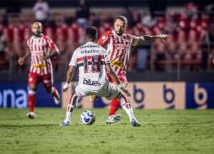 Luciano festeja gols e pede São Paulo com os 'pés no chão'