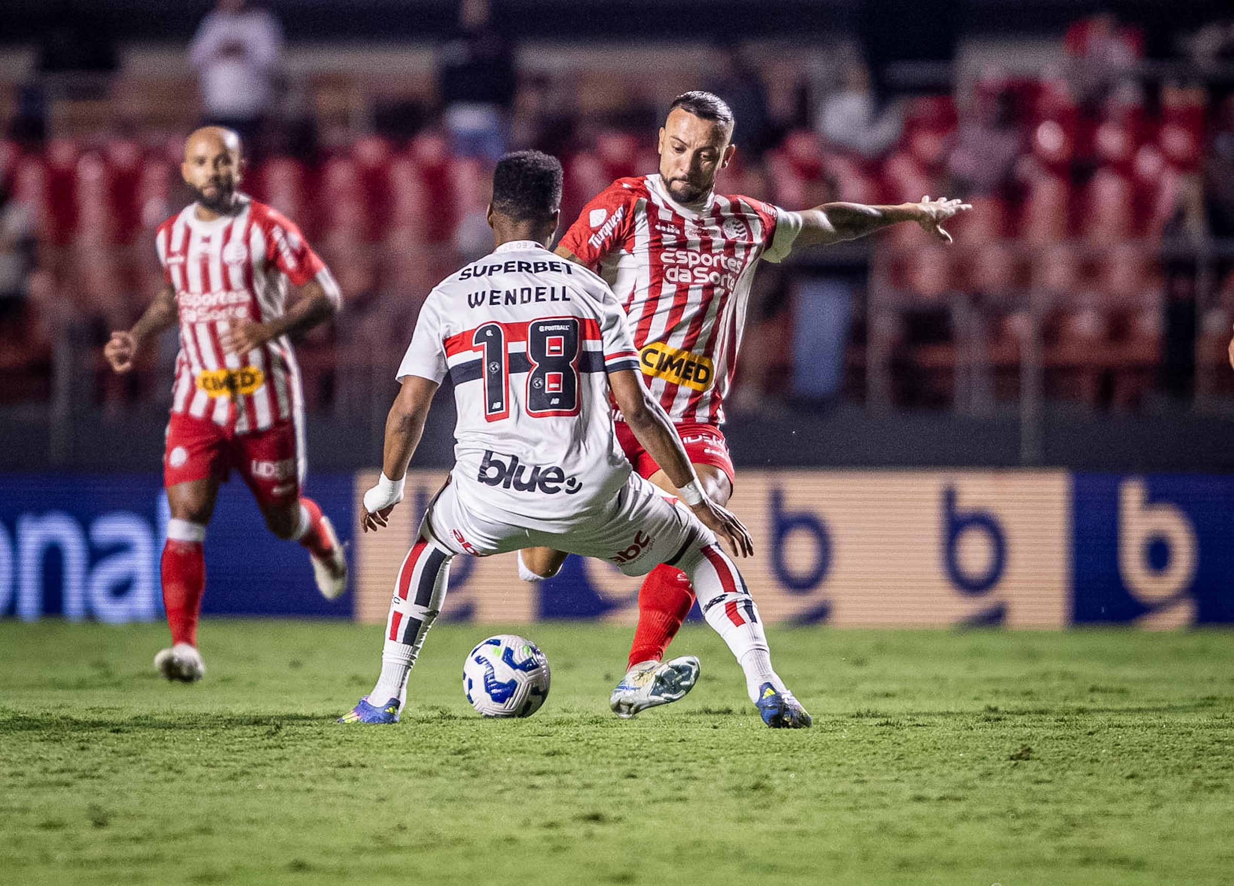 Luciano festeja gols e pede São Paulo com os ‘pés no chão’