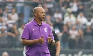 Interino do Corinthians diz que mexeu pouco e pediu mais movimentação no ataque