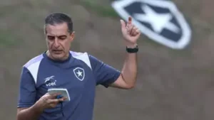 Renato Paiva vê margem de crescimento e aposta em soluções no Botafogo: “Vamos com 11, com certeza”