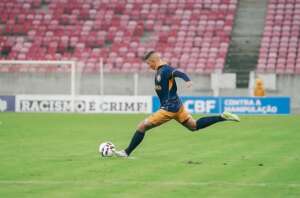 Meia do Retrô celebra primeira vitória na Série C