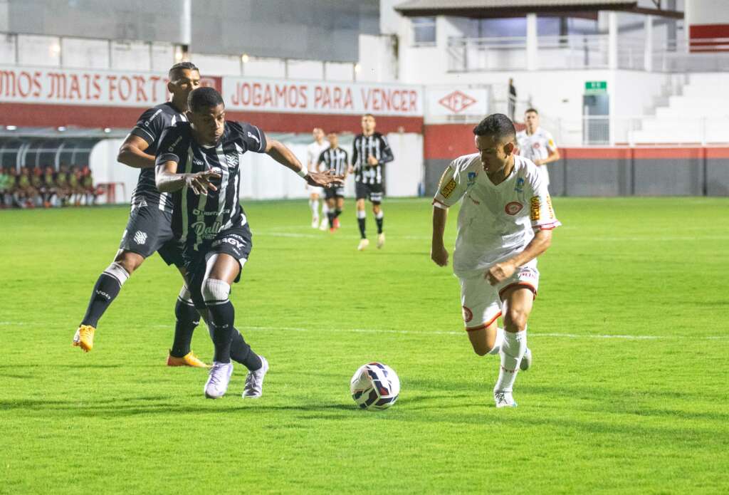 Tombense 3 x 2 Figueirense - Gavião vence a primeira na Série C 2 Tombense Figueirense Série C