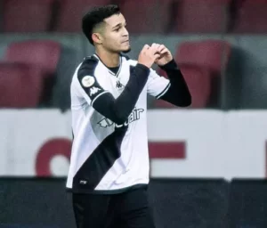 Vasco é punido com transferban por dívida em contratação de meia ex-Corinthians