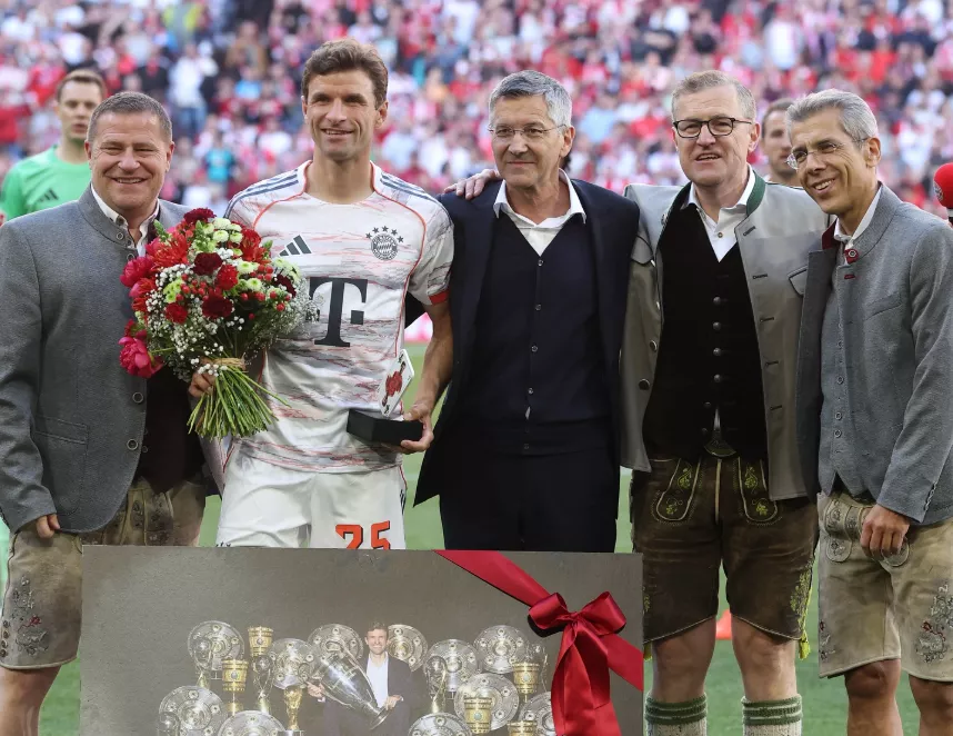 Bayern recebe taça do Alemão e faz festa de despedida para Müller 2 3AFU7JKw image 138