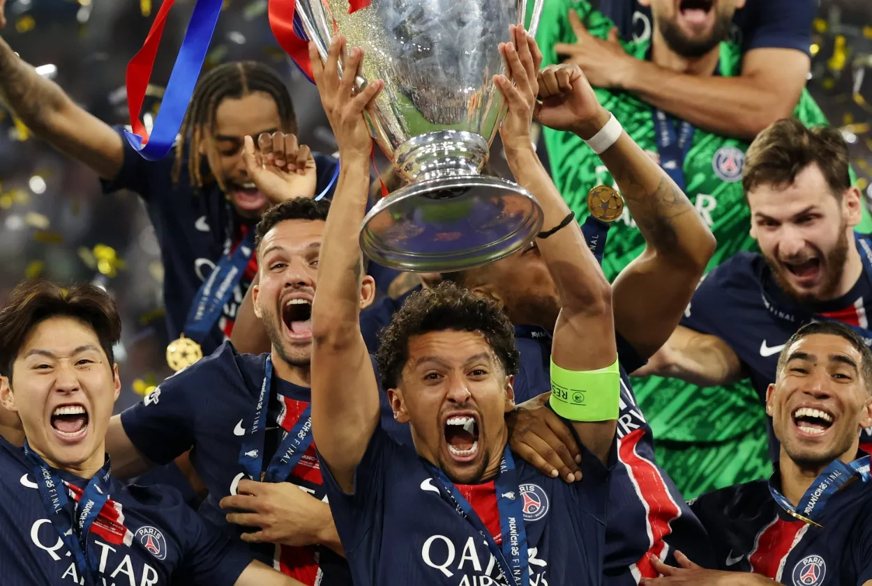 Capitão Marquinhos levanta taça histórica no PSG