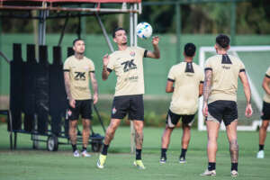 Vitória treina e viaja com baixas para duelo contra o Ceará