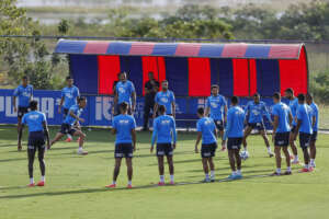 Bahia treina no sintético após forte chuva em Salvador