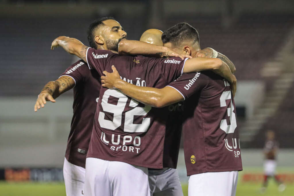 Ferroviária 2 x 1 Coritiba - Carlão faz 2 e AFE vira para cima do Coxa 2 Ferroviária venceu na Série B