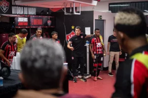 Vitória planeja saídas e mira reforços pontuais na próxima janela