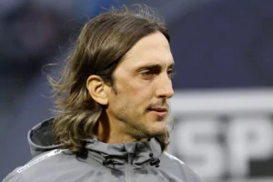 Zubeldía poupa Lucas no sintético e não garante volta na quarta