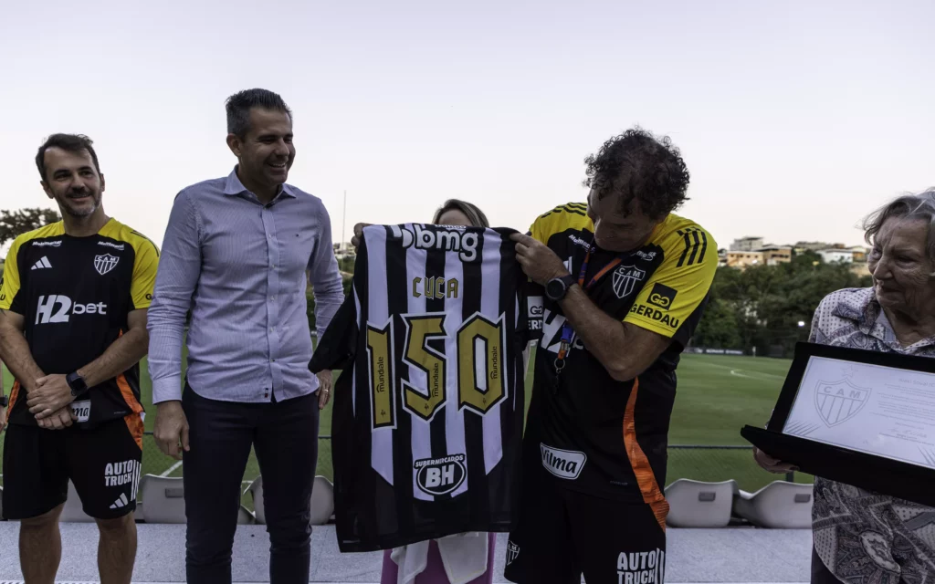 Atlético-MG homenageia Cuca com placa pelas 150 vitórias no clube