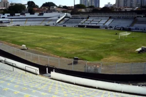 Ponte Preta inicia revitalização no gramado do Moisés Lucarelli