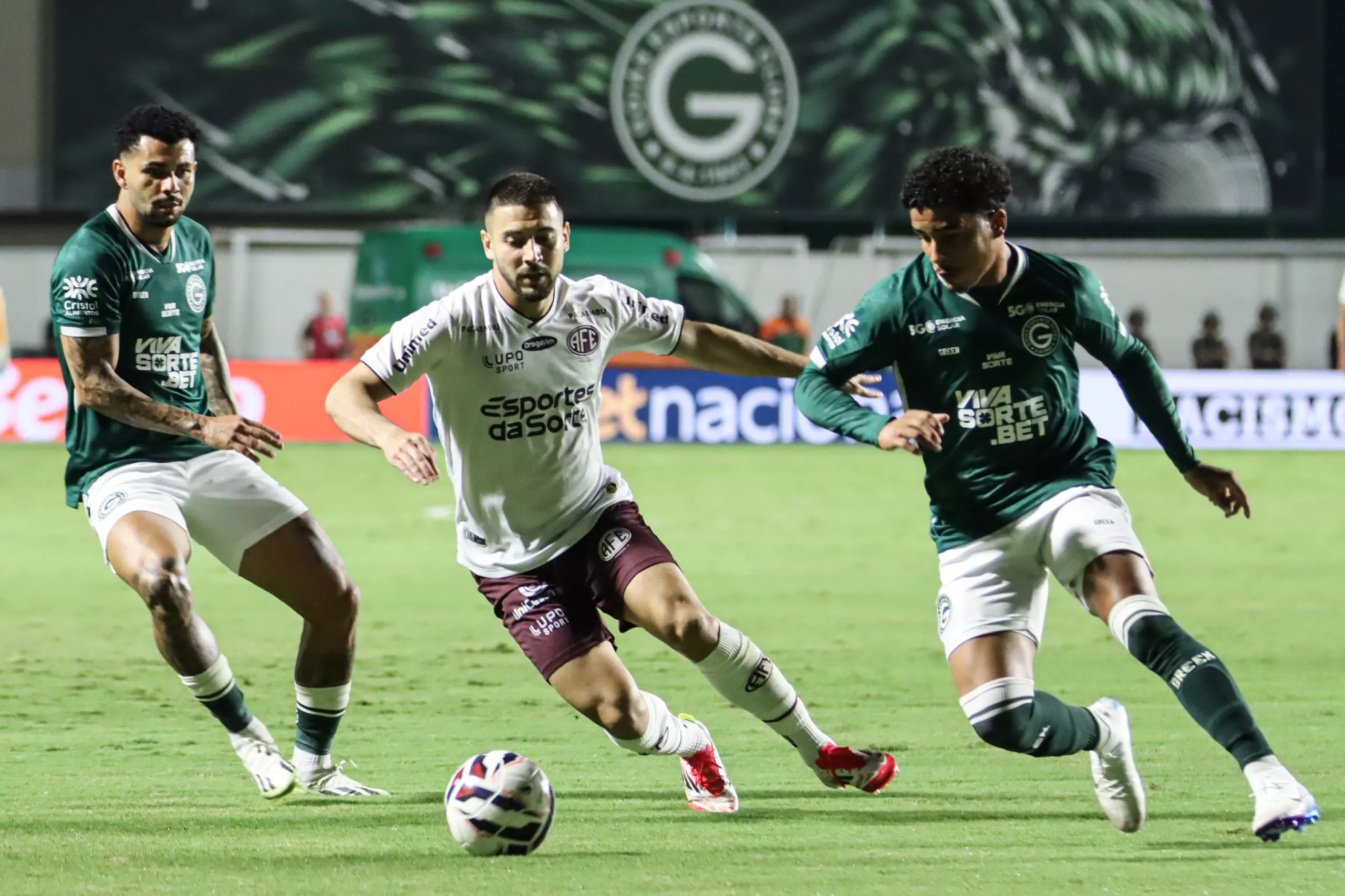 Goiás 2 x 0 Ferroviária – Esmeraldino se isola na liderança da Série B