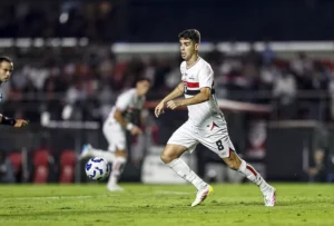 São Paulo descarta lesão, mas Oscar deve desfalcar contra Talleres-ARG