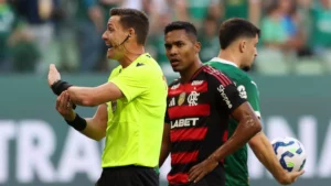 Árbitro desmente diretor do Flamengo sobre invasão de vestiário em partida contra o Palmeiras