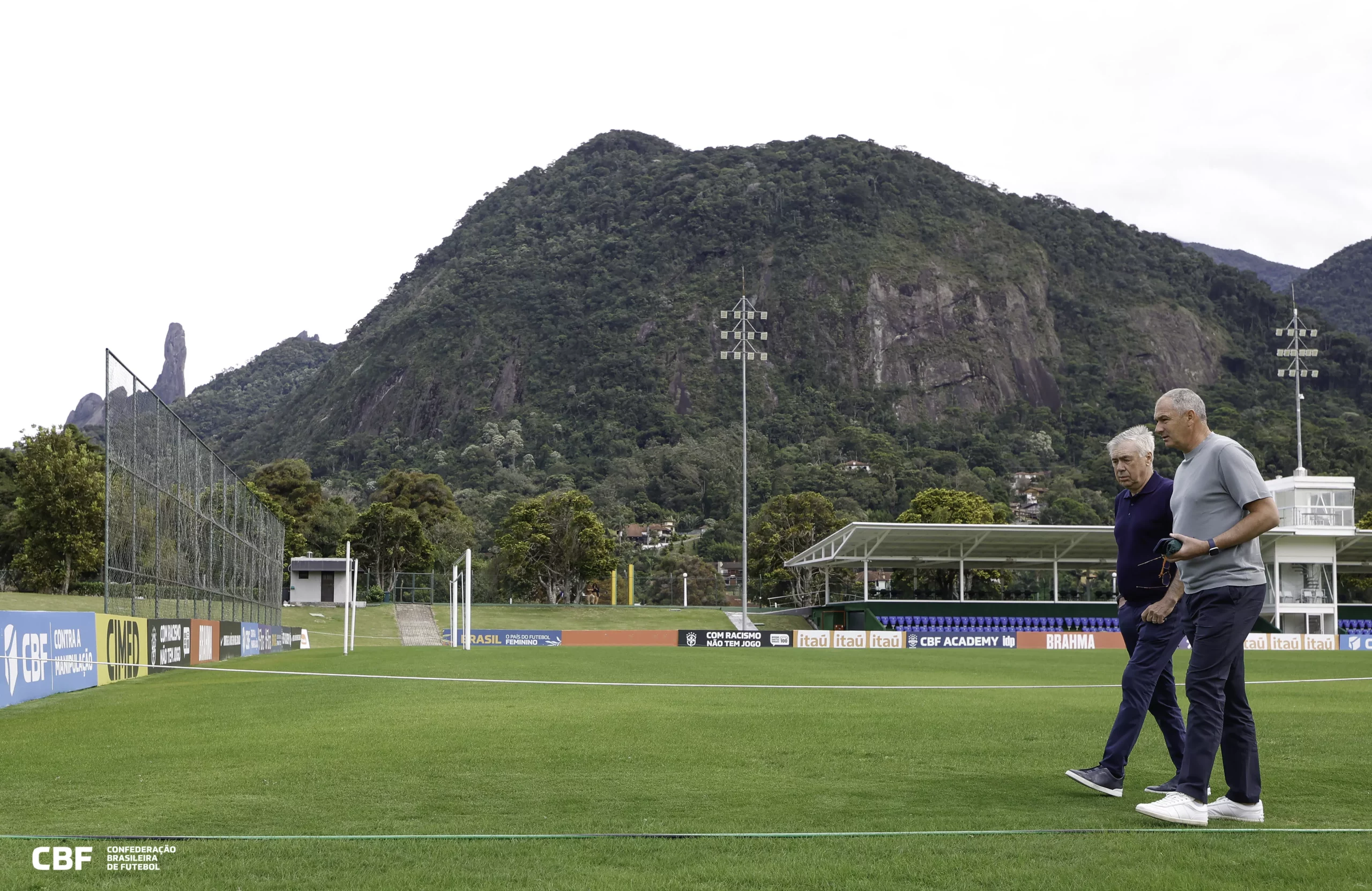 Ancelotti prova churrasco e elogia estrutura da Granja Comary: 'Muito bem organizado' 14 Ancelotti visita a Granja Comary