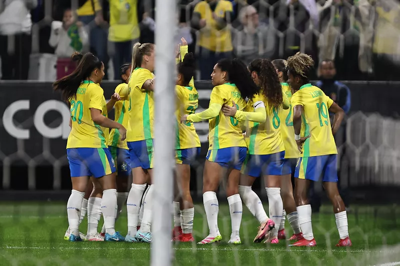 Brasil vence Japão com show de joia de 19 anos, retorno de Marta e 33 mil pessoas em Itaquera